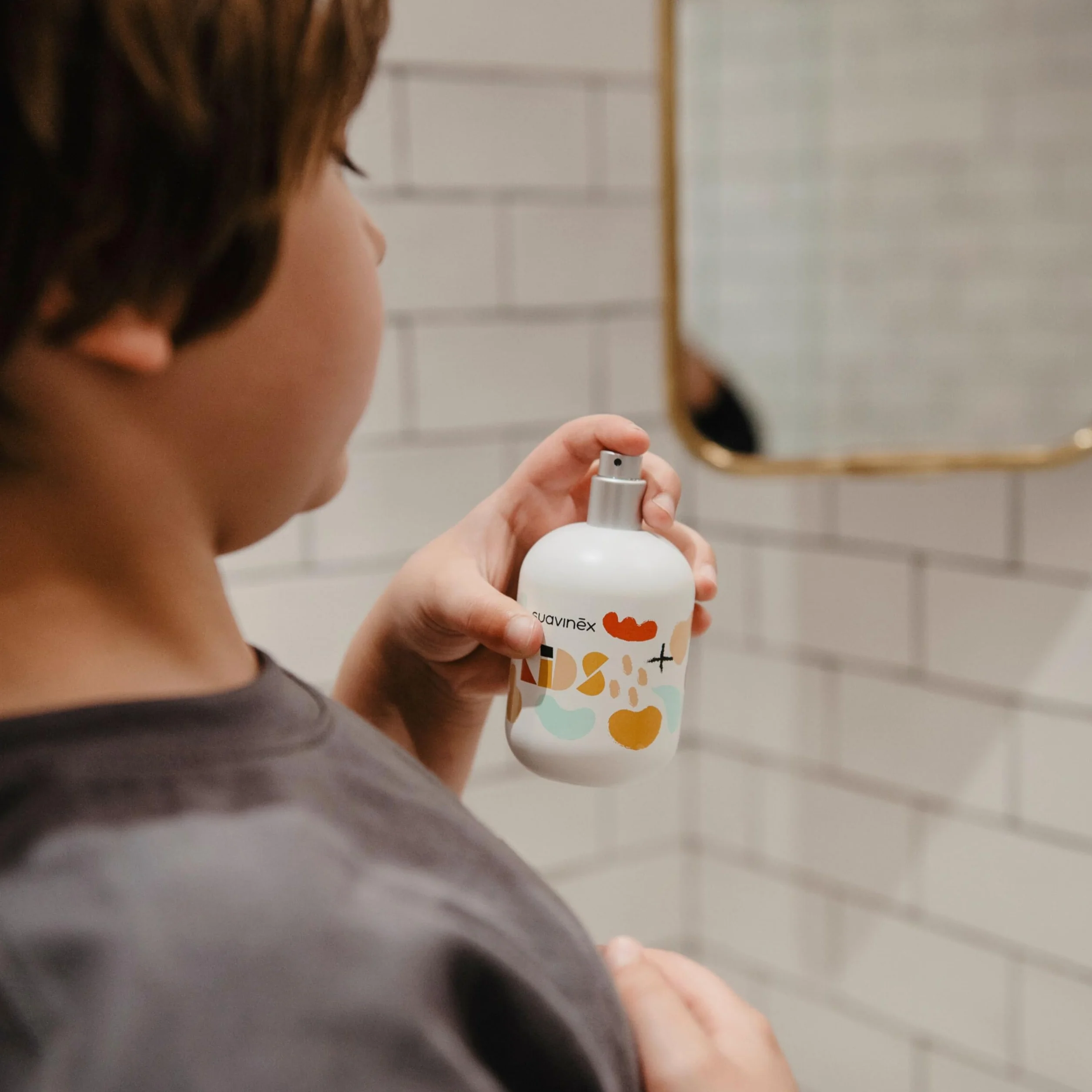 Suavinex Kids Acqua di Colonia per Bambini 100 ml Spray Fruttato Dermatologicamente Testata 3-10 Anni