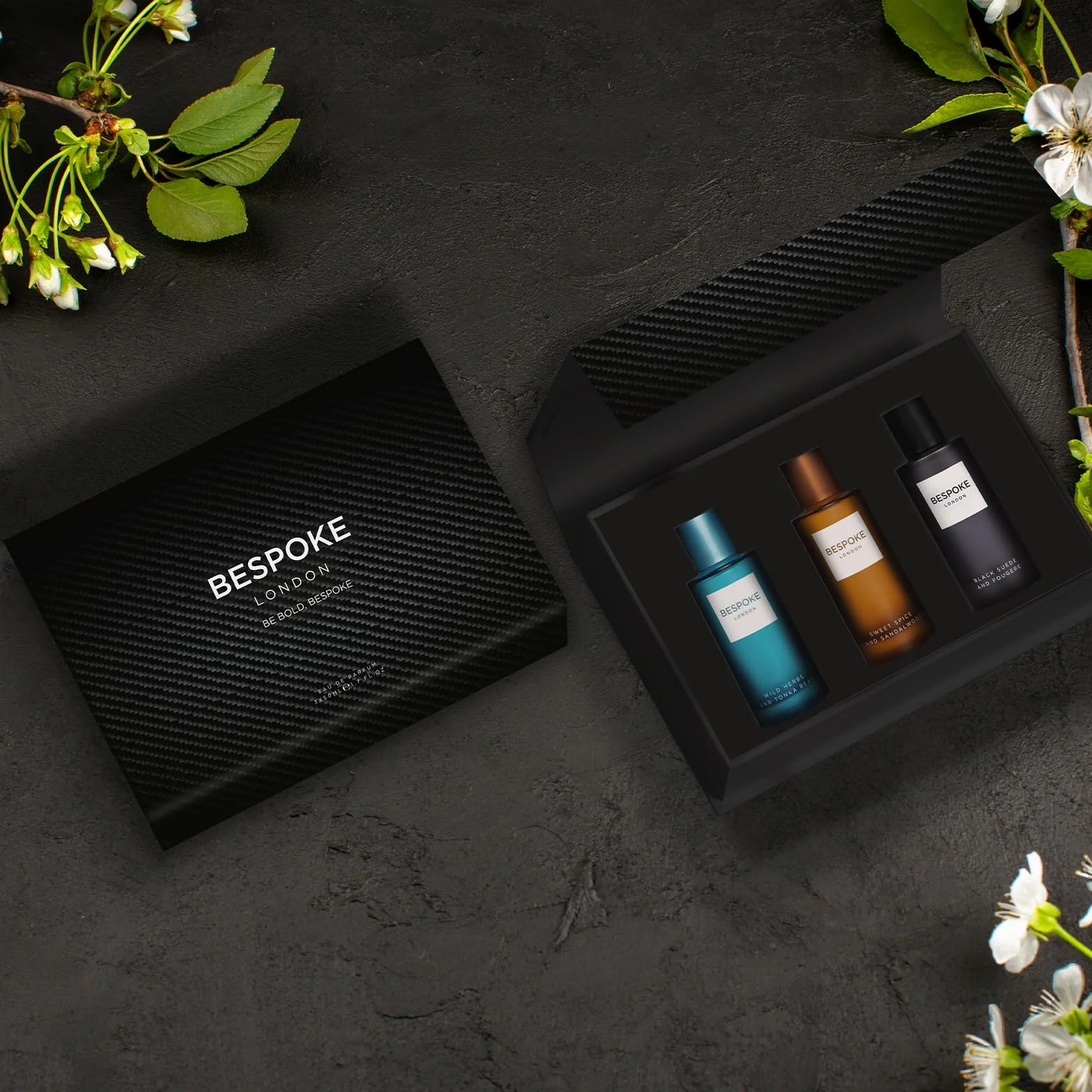 BESPOKE LONDON Set regalo di profumi da uomo di alta qualità, in pelle scamosciata nera, erbe selvatiche, spezie dolci, eau de parfum con fragranza a lunga durata, mini set profumi da viaggio