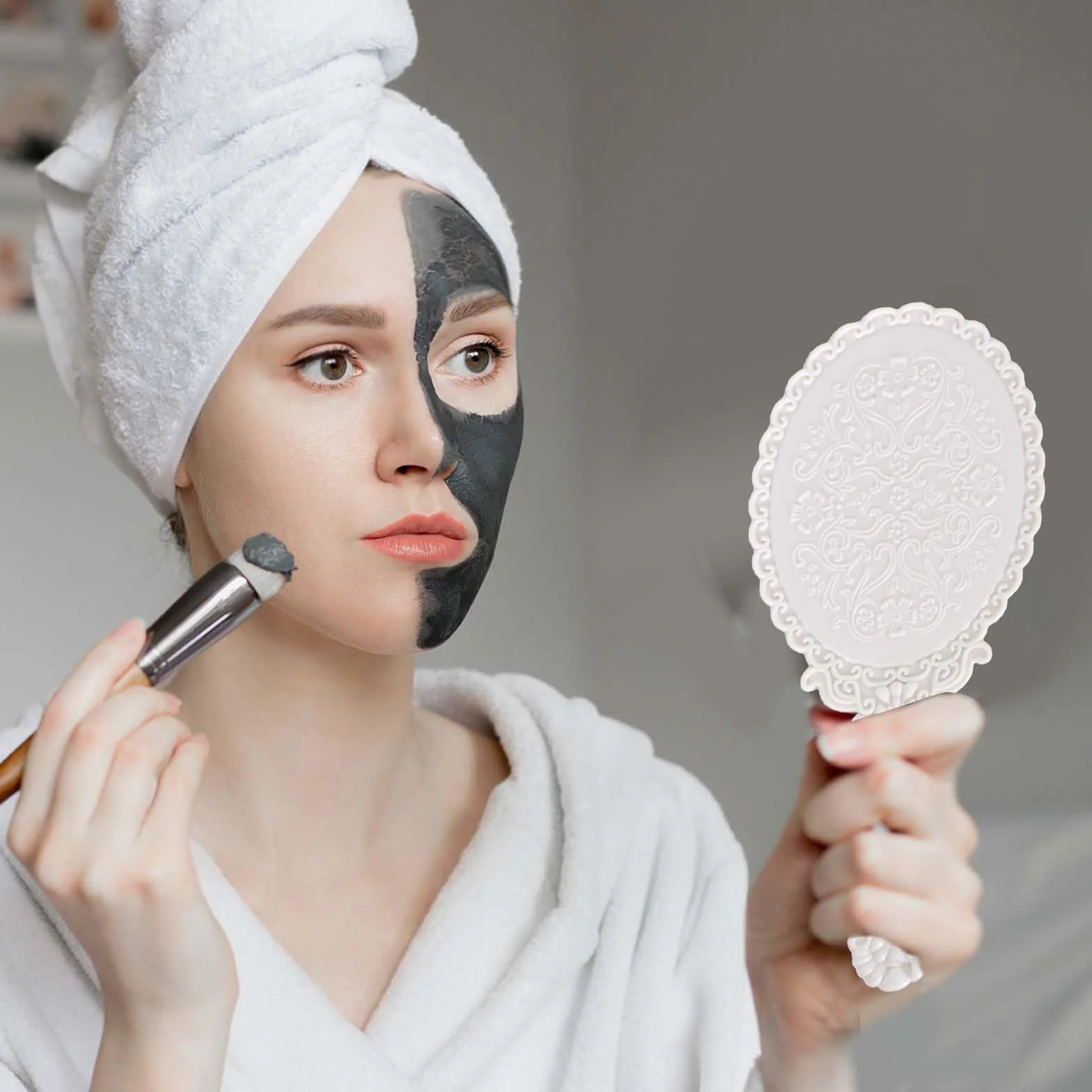 Specchio con Manico,Specchio Portatile Professionale,Specchio Barbiere con Comoda Maniglia,Specchio Cosmetico Forma Rotonda,Sostenibile e Durevole,Perfetto per Radersi o Applicare il Trucco (Bianco)