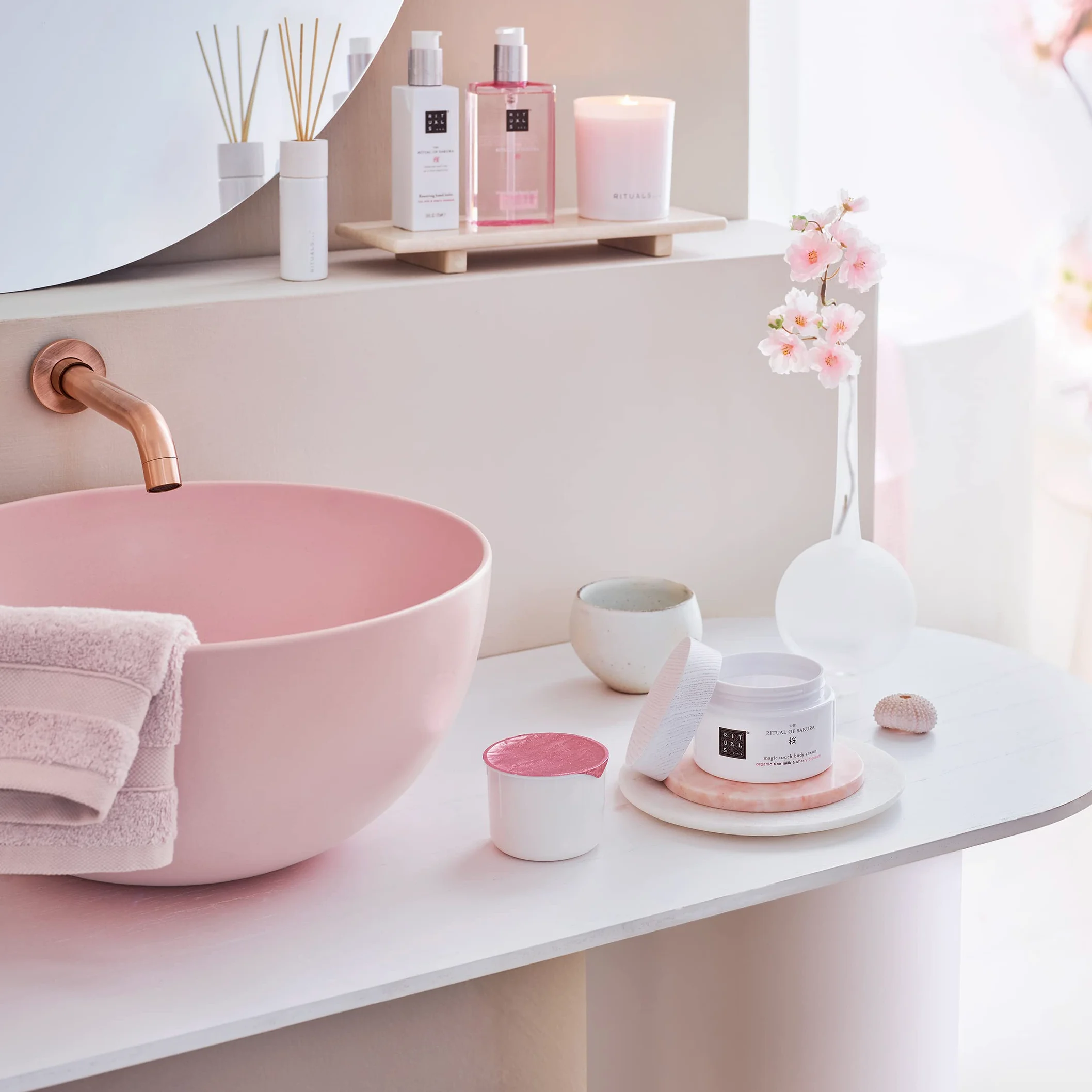 RITUALS Ricarica Crema Corpo di The Ritual of Sakura, Con Latte di Riso, Fiori di Ciliegio, Antiossidanti, Vitamina E e Centella Asiatica ‒ Nutre e Rigenera la Pelle