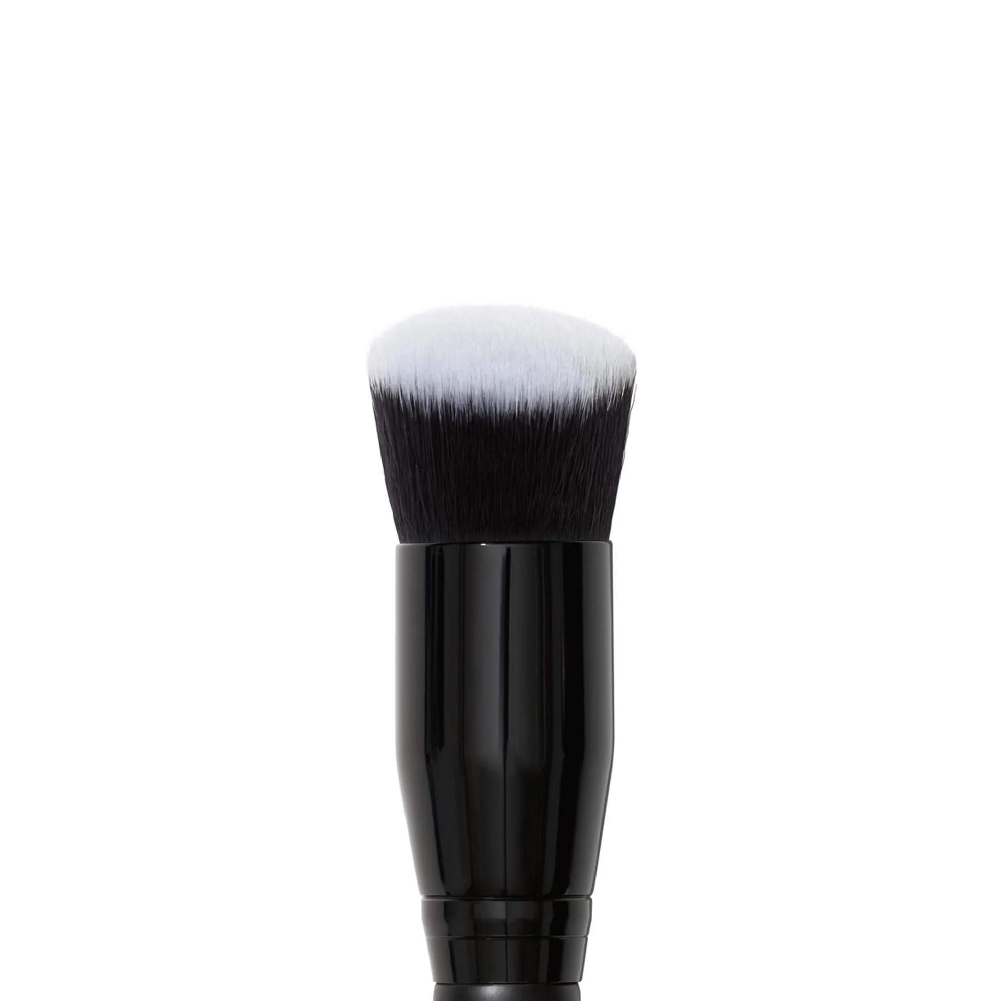e.l.f. Camo Liquid Blush Brush, pennello da blush ad angolo, ideale per applicare e sfumare i colori sulle guance, setole dense e morbide, prodotto vegano e non testato sugli animali