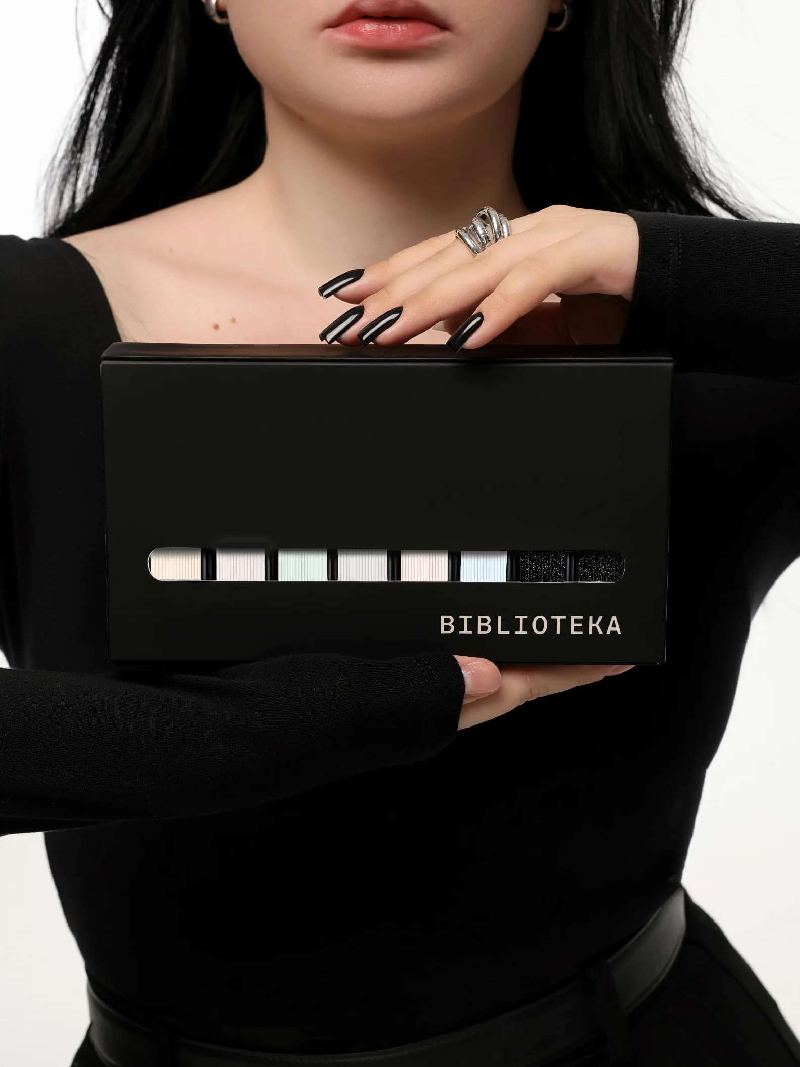 BIBLIOTEKA Collezione LUMIÈRE BLANCHE Set di smalti semipermanenti e top coat shimmer. Facile auto-livellante, copertura uniforme. 6 tonalità chiare pastello e 2 top senza strato appiccicoso, 8 pezzi