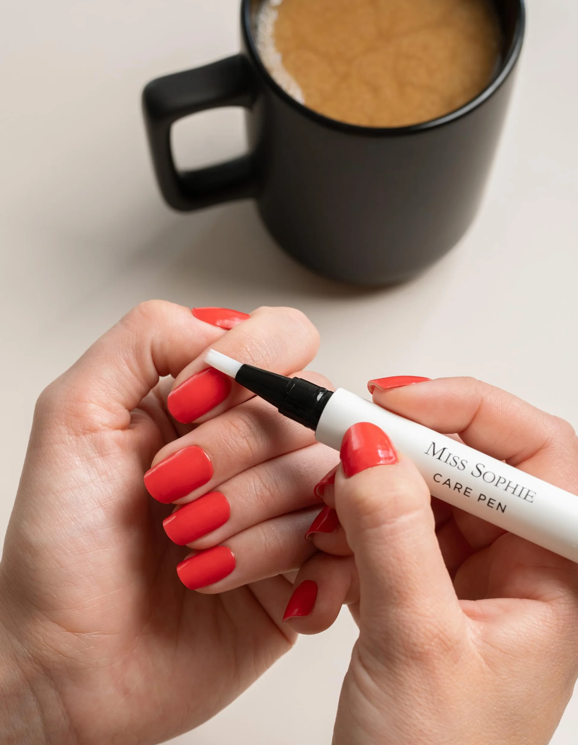 Miss Sophie Nail Care Pen, penna per la cura delle unghie e olio per unghie, 2 in 1, rimuove le pellicole in gel UV senza acetone, cura ricca di vitamine con profumo esotico di mango e cocco