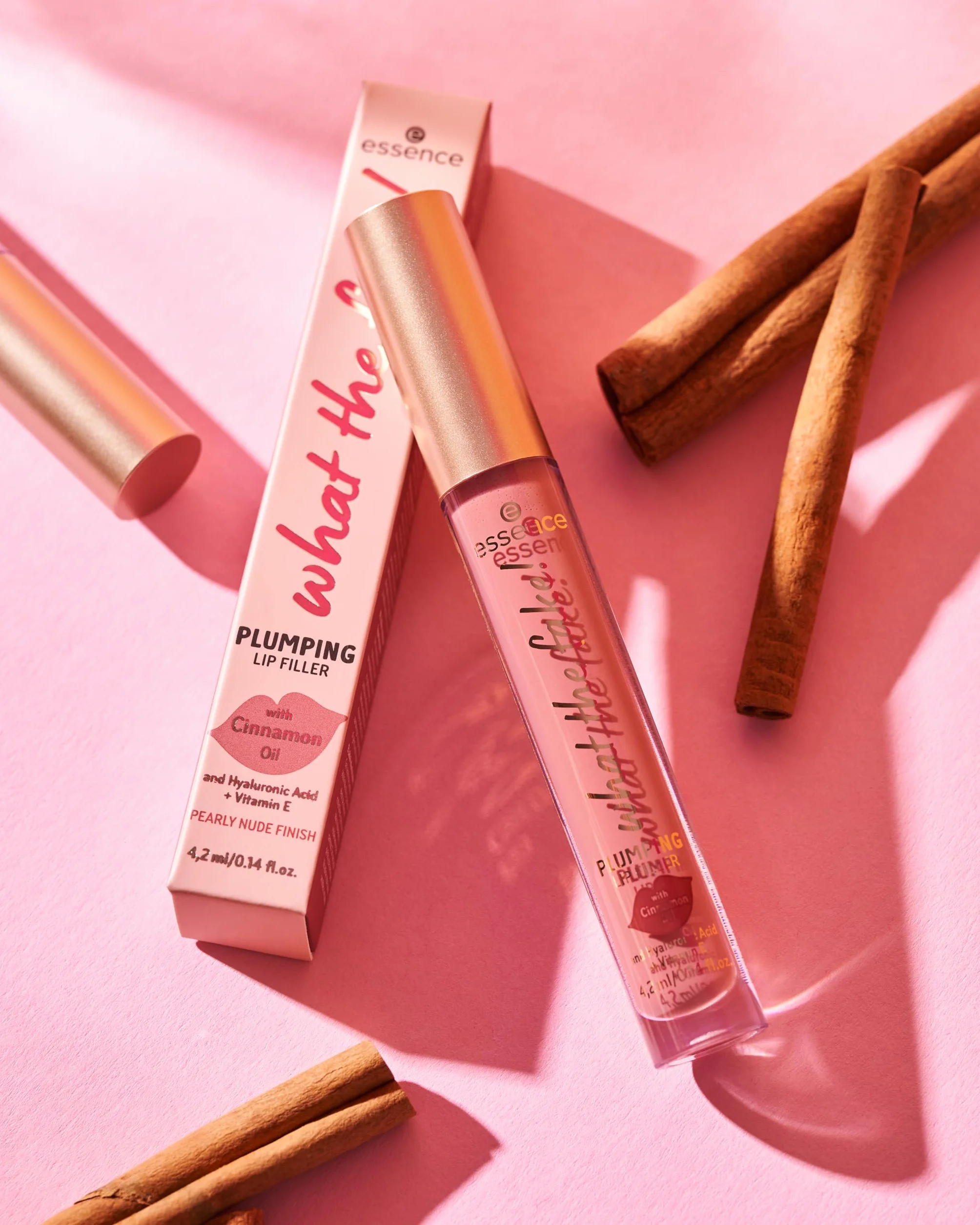 essence what the fake! LUCIDALABBRA EFFETTO VOLUMIZZANTE, idratante, con vitamine, rinfrescante, lucida, brillante (4.2ml)