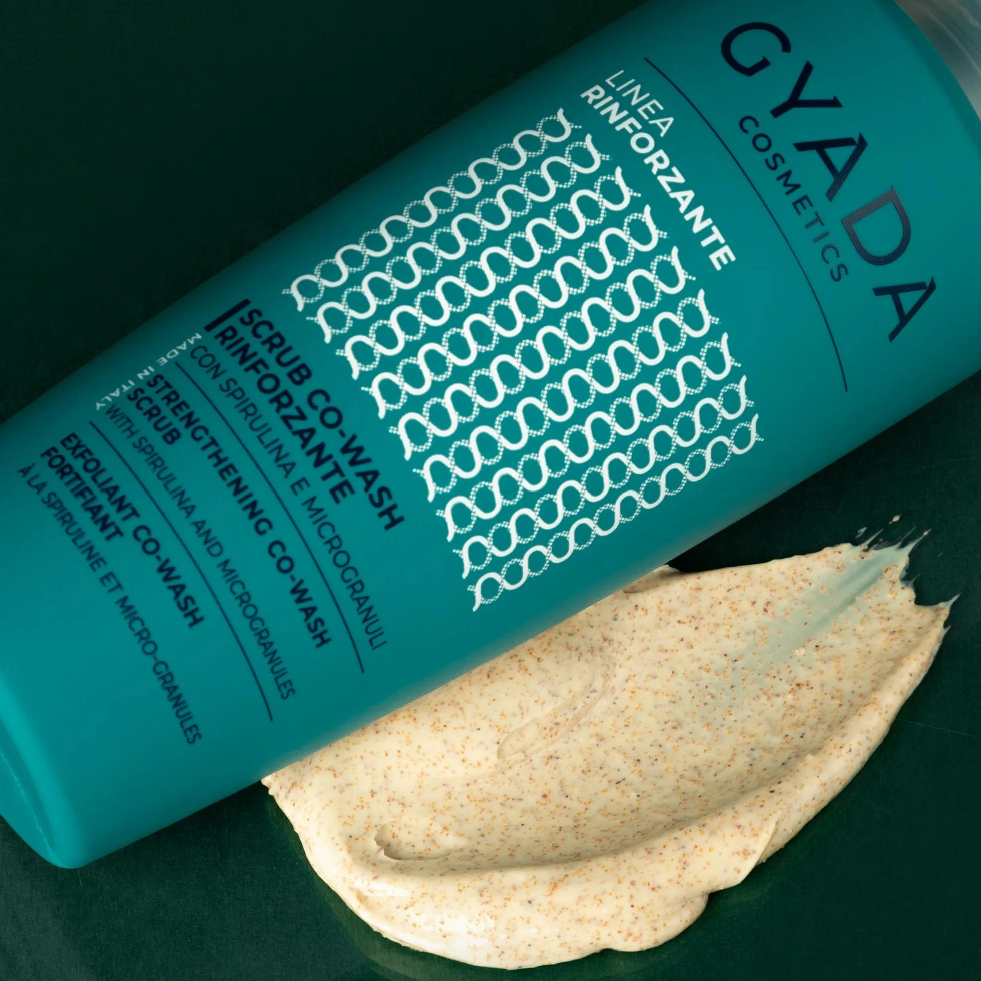 Gyada Cosmetics, Scrub CoWash Rinforzante con Spirulina, Detergente ed Esfoliante, con Microgranuli Vegetali di Nocciole e Mandorle, per Lavaggi Frequenti e Delicati, con Avena e Ginseng, 200 ml