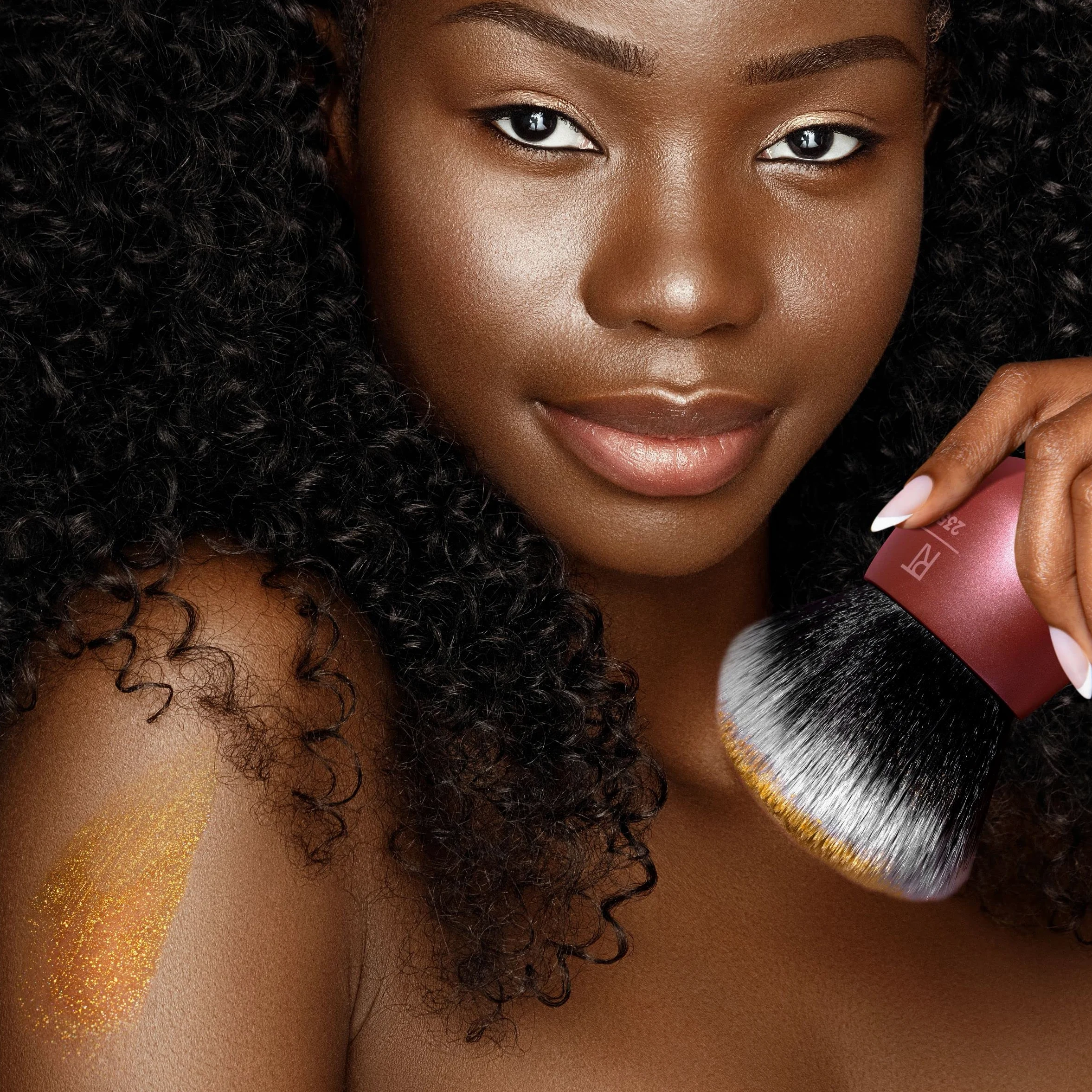 Real Techniques Pennello Kabuki angolato, per l'applicazione di bronzer o fondotinta, frullatore per trucco senza mani, setole sintetiche, manico in alluminio, vegano e cruelty-free, arancione, 1