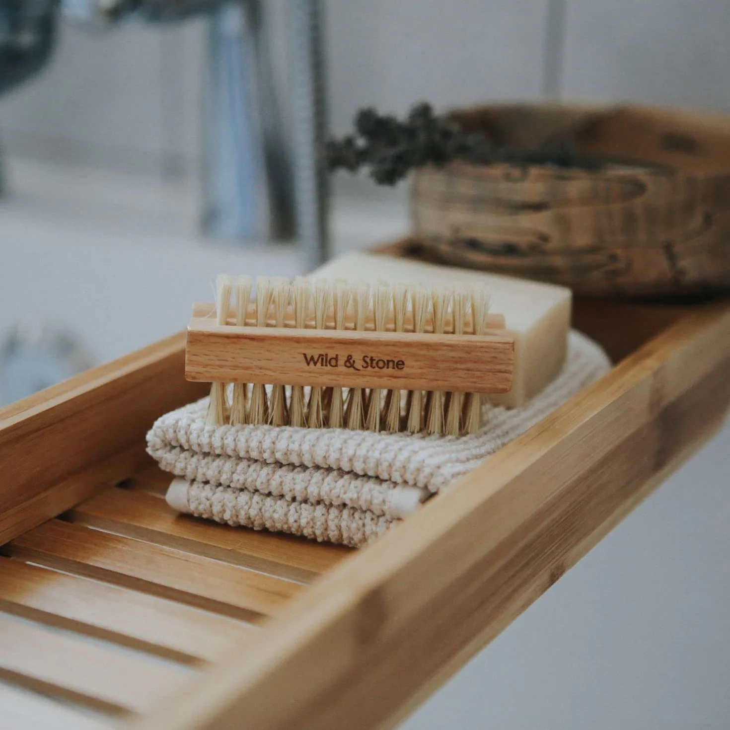 Wild & Stone Spazzola per unghie in legno di faggio FSC sisal naturale