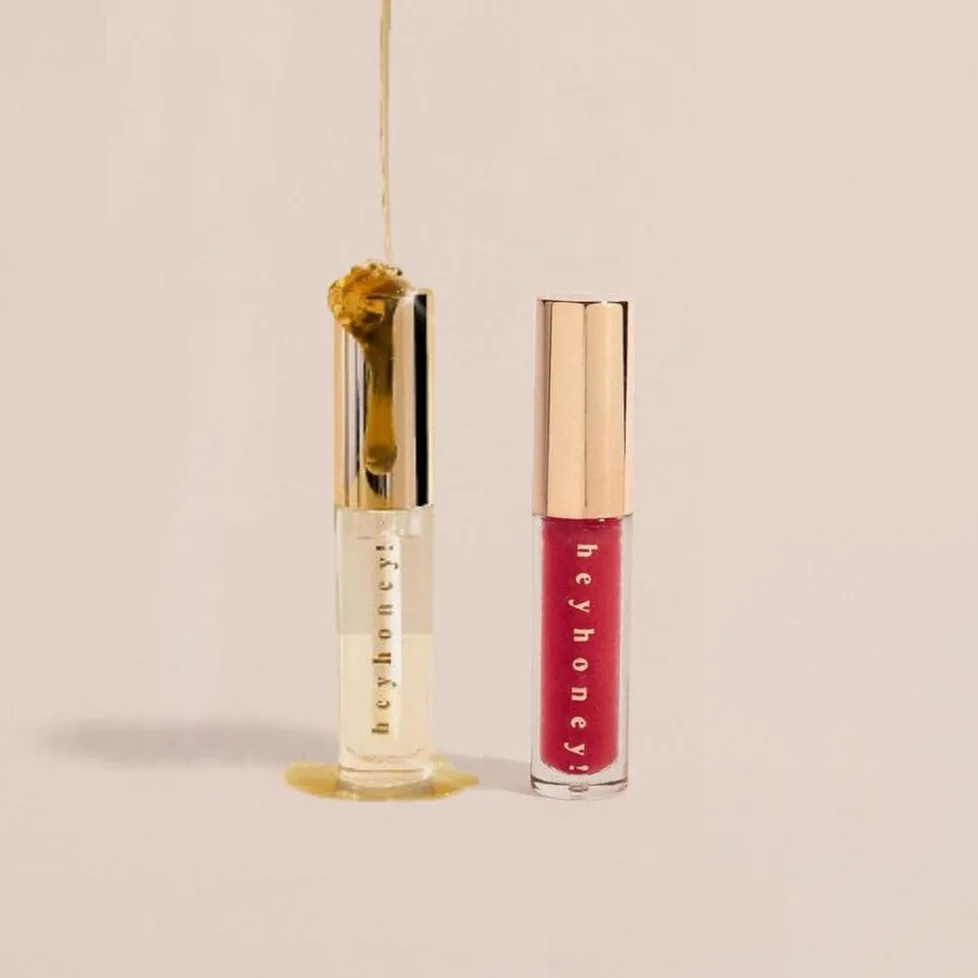 Duo Labbra rosse lucide – HeyHoney Miele Lip Plumping & Siero nutriente (10 ml) + HeyHoney - Olio per labbra colorato di anguria con acido ialuronico, oli vegetali e SPF (10 ml)