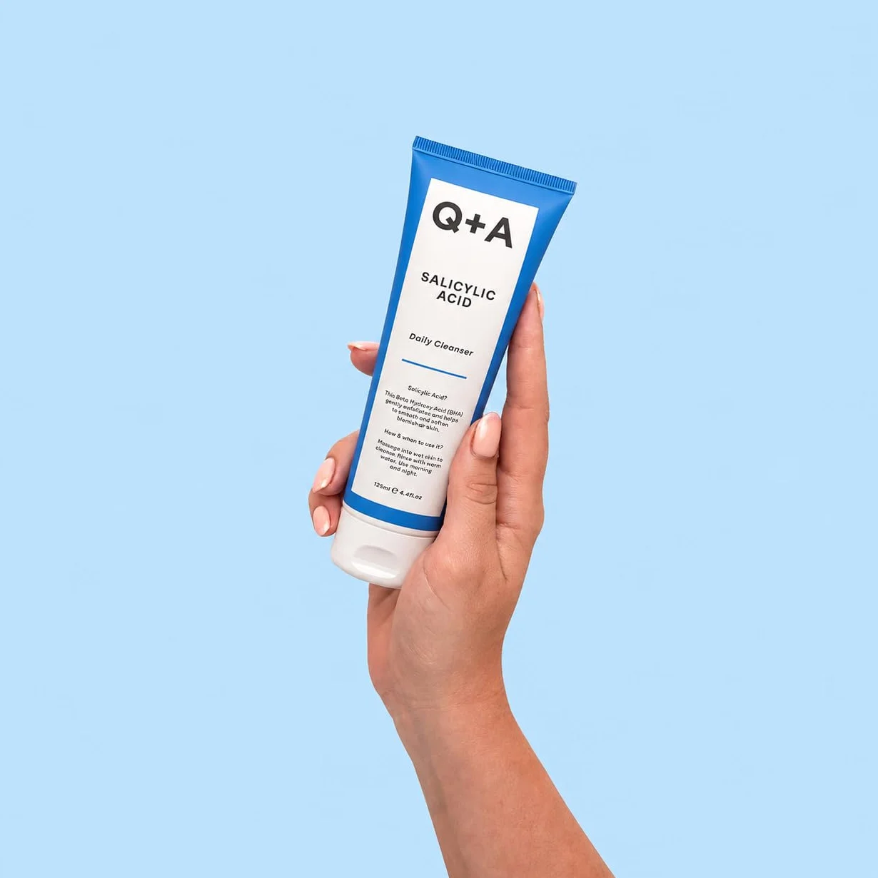 Q+A Detergente Giornaliero con Acido Salicilico – Detergente Esfoliante per Pelle Pura, Combatte Imperfezioni e Congestione dei Porie, Idratante, Vegan, Made in UK, 125ml
