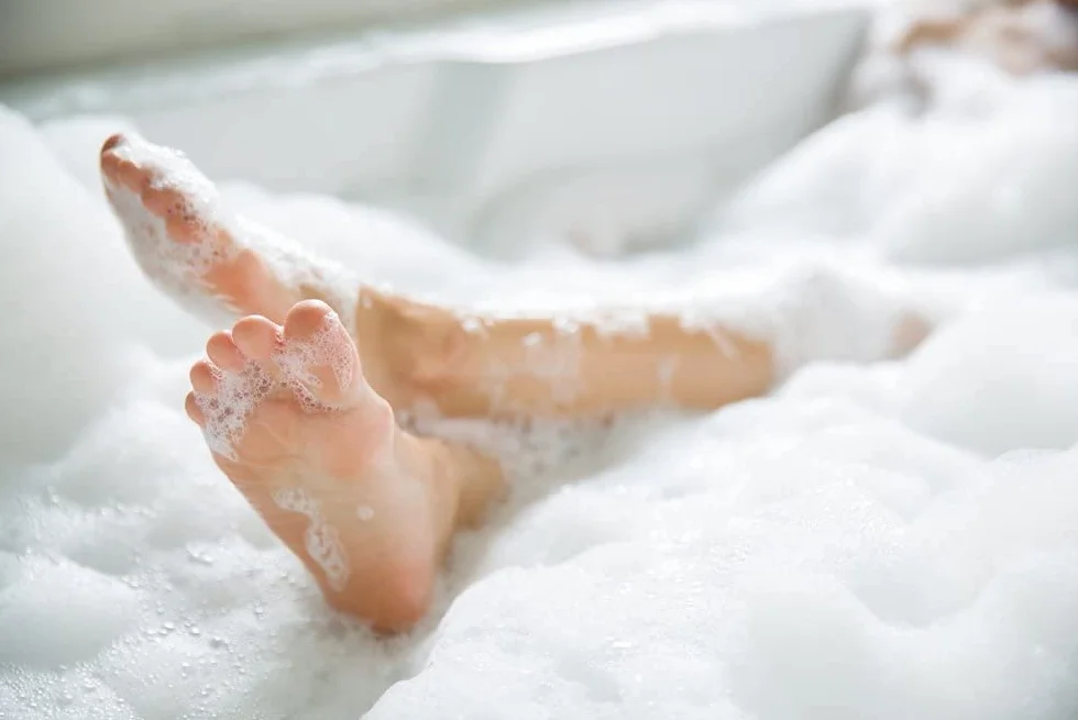 Sali da Pediluvio, Riparazione Unghie Danneggiate, Sale Epsom e Oli Essenziali, Magnesio per Bagno, Piedi, Mani, Pediluvio 500 g, Pedicure, Deodorante per Piedi, Calli
