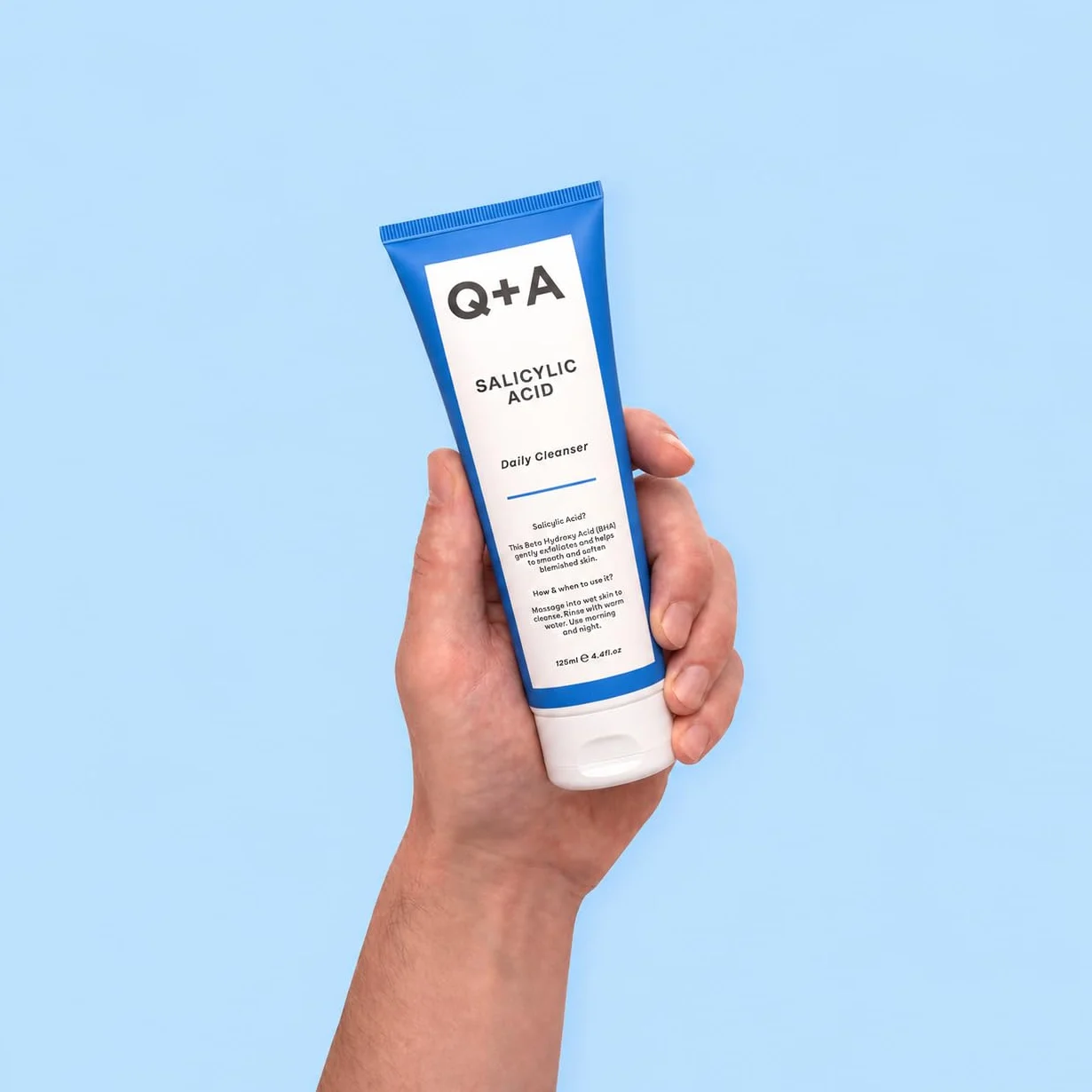 Q+A Detergente Giornaliero con Acido Salicilico – Detergente Esfoliante per Pelle Pura, Combatte Imperfezioni e Congestione dei Porie, Idratante, Vegan, Made in UK, 125ml