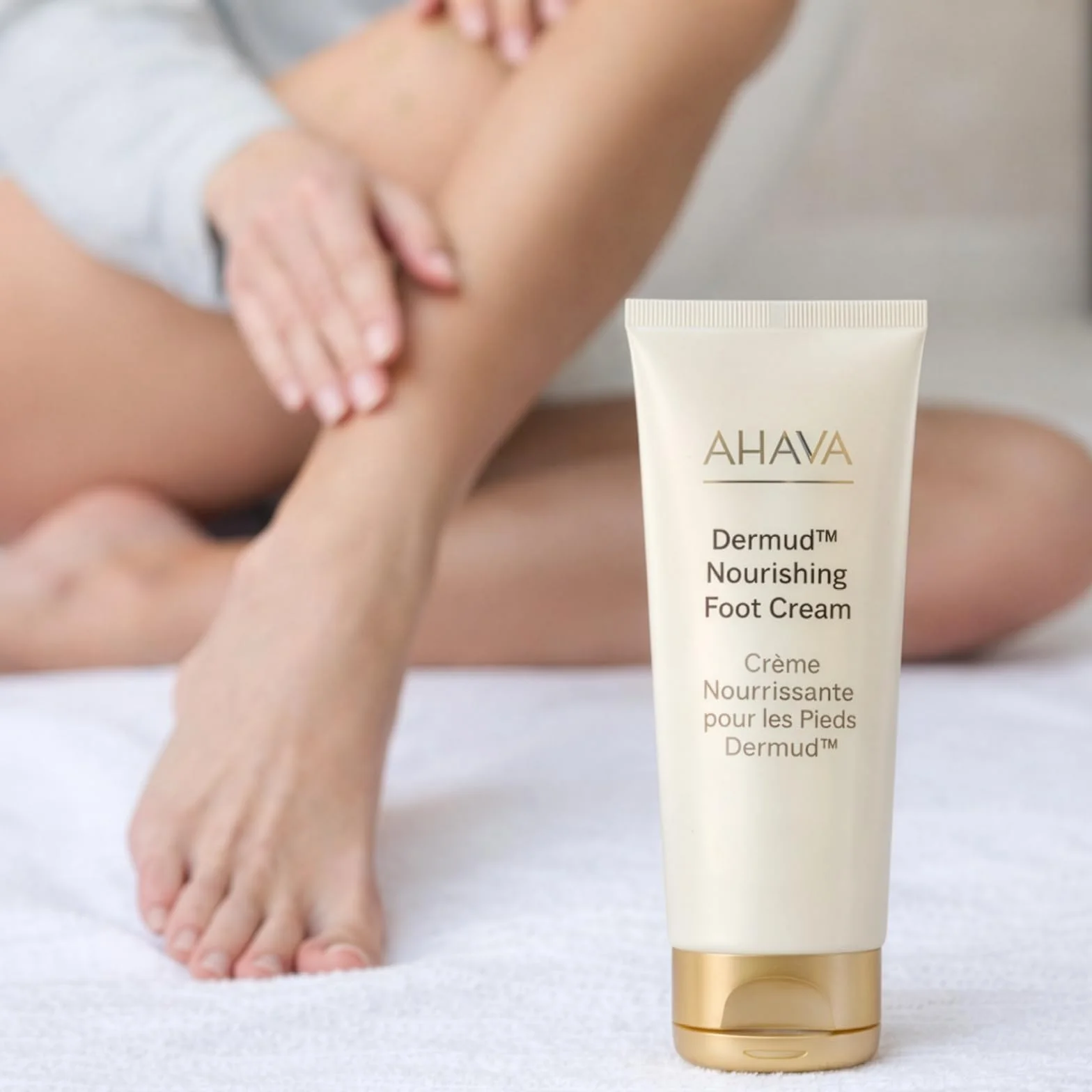 AHAVA Crema per i Piedi al Fango del Mar Morto - Idratazione Intensa e Nutrimento per Piedi Morbidi e Levigati - 100ml