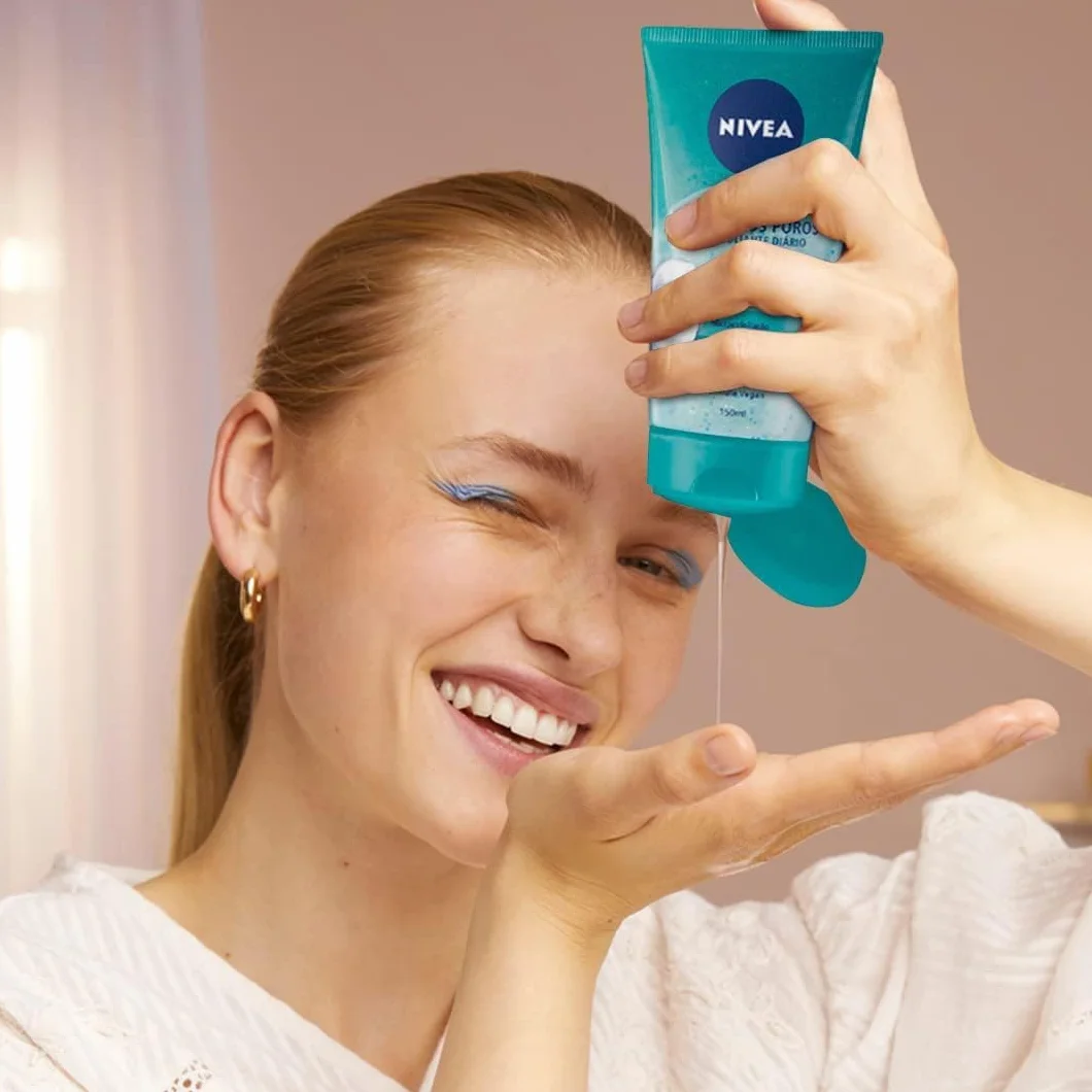 NIVEA Clean Deeper Scrub Viso Quotidiano 150 ml, Scrub esfoliante antibatterico, Esfoliante viso con Acido Lattico, Previene brufoli e punti neri, Non comedogenico, Detergente pelle grassa e mista
